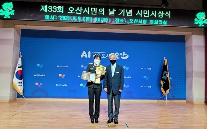 오산소방서 소방사 김소연씨가 오산시장상을 수여 하고 있다.(사진=오산소방서 제공)