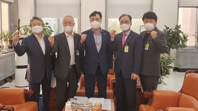 이귀복 인천항발전협의회장(왼쪽 2번째) 등 인천지역 항만단체 대표자들과 윤관석 의원(가운데)이 간담회 후 파이팅을 외치고 있다. ( 사진 = 인천항발전협의회 제공 )