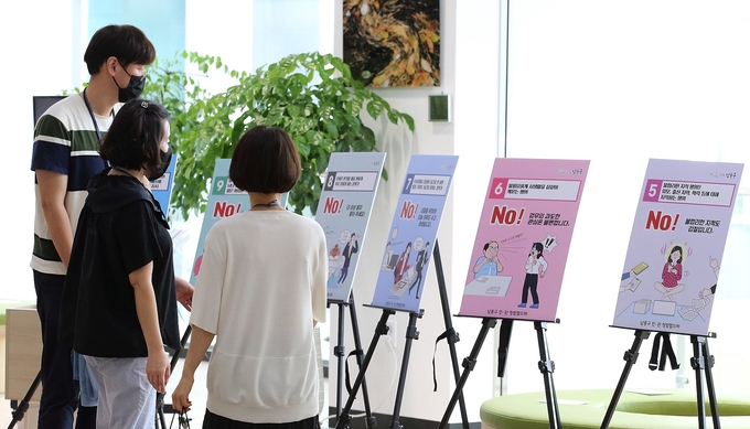주민들이 남동구청사에서 열린 청렴뜨락 전시회를 둘러보고 있다. ( 사진 = 남동구 제공 )