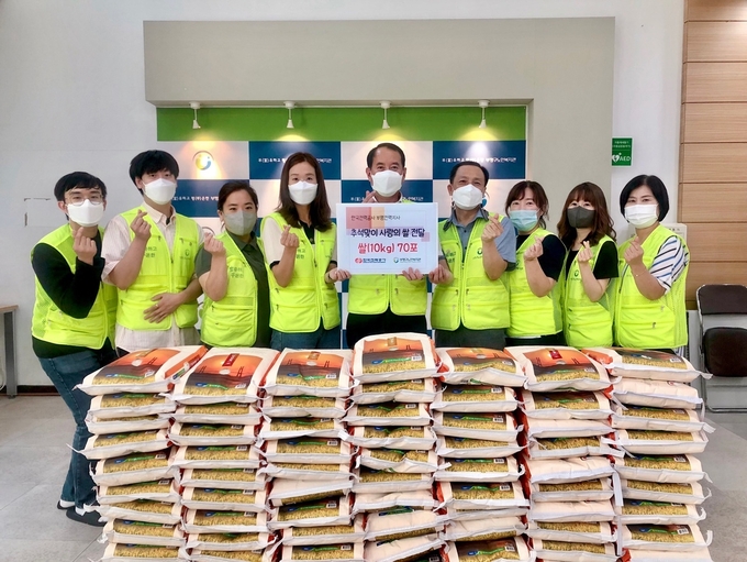 한전 부평전력지사는 추석을 맞아 부평구노인복지관에 쌀 70포를 전달했다. ( 사진 = 부평구노인복지관 제공 )
