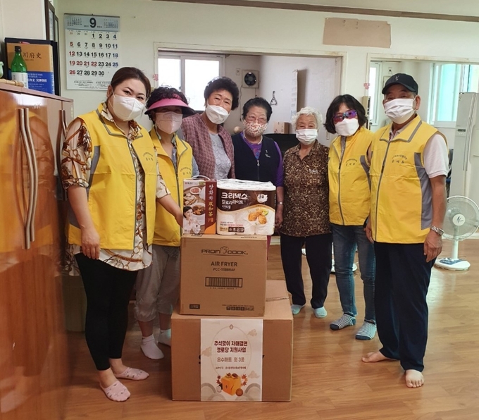 스카이72골프클럽은 경로당 자매결연 지원사업을 통해 마련한 위문품을 경로당에 전달했다. ( 사진 = 중구 제공 )