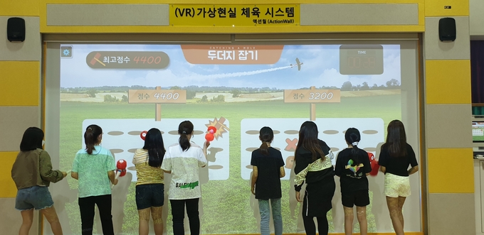 인천 효성초등학교 강당에 설치된 가상현실(VR) 스포츠실. ( 사진 = 효성초등학교 제공 )