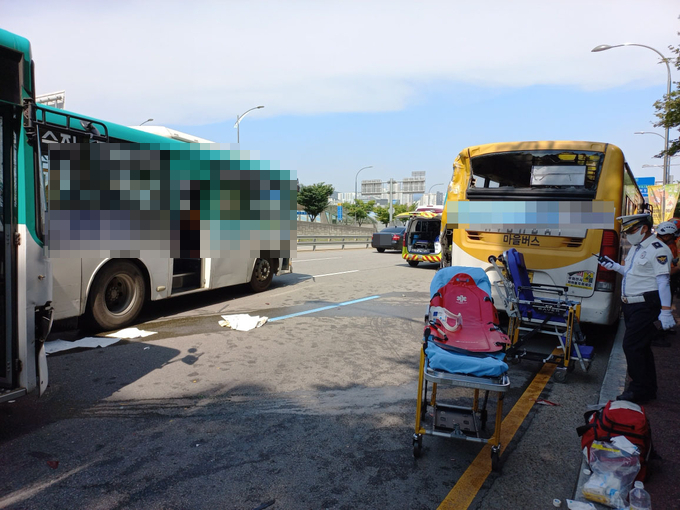 용인시 기흥구 보정동 보정역 앞에서 일어난 버스 추돌사고 현장 (사진=용인소방서 제공)