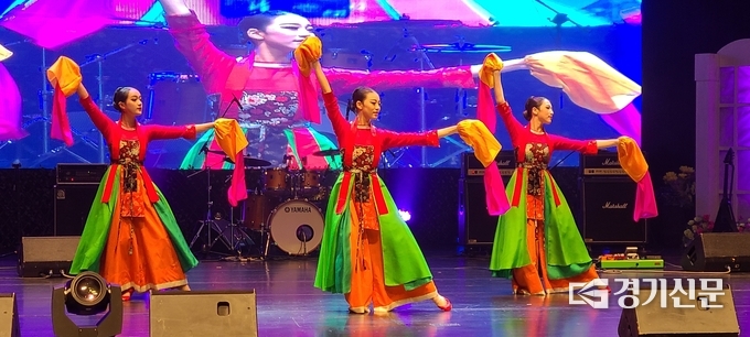 포천시 청년축제에서 한국무용협회 포천시지부에서 창작 한국 무용 '천검지애'를 공연하고 있다. (사진=문석완 기자)