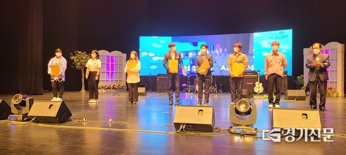 박윤국 포천시장이 상을 받은 청년들에게 박수를 보내고 있다. (왼쪽부터 김동현, 유지은, 고아라, 이정철, 정성엽, 김규동, 정도훈, 박윤국 시장, (사진=문석완 기자)