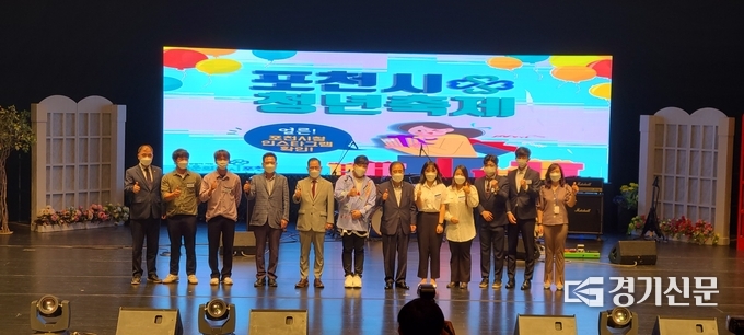 기념식이 끝난 후 참석자와 수상자들이 기념촬영하고 있다. (사진=문석완 기자)