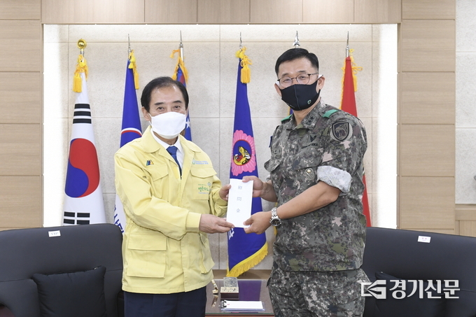 포천시는 추석을 맞아 관내 군부대 및 경찰서, 소방서 등 19개 기관을 방문하고 위로 했다. (사진=포천시 제공)