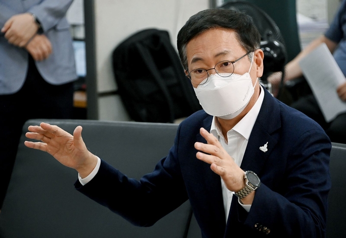 박남춘 시장이 13일 시청 기자실을 방문해 시정 주요현안에 대해 출입기자들과 이야기를 나누고 있다. ( 사진 = 인천시 제공 )