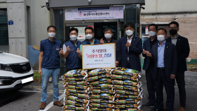 전국공무원노동조합 남양주시지부와 NH농협남양주시지부가 지난 13일 다문화가정센터와 외국인복지센터를 방문해 소외계층 가정에 추석 명절선물로 쌀을 전달하는 ‘情 나눔 행사’를 가졌다.