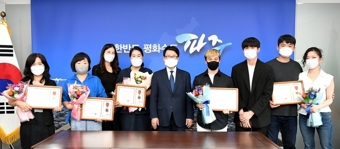 최종환 파주시장이 예쁜간판 공모 수상자들과 기념촬영을 하고 있다. (사진=파주시 제공)