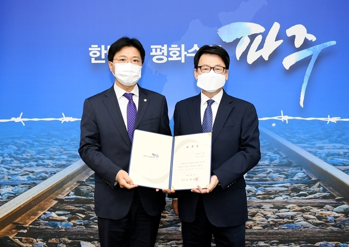 파주시가 김효식 변호사(왼쪽)를 고문변호사로 위촉했다 (사진=파주시 제공)