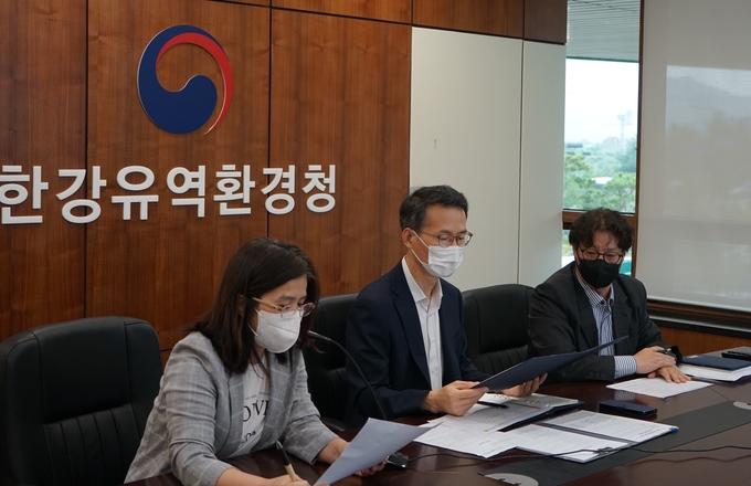 조희송(가운데) 한강유역환경청장이 13일 SNS 기자단에게 온라인 상에서 위촉장을 수여하고 있다. (사진=한강유역환경청 제공)
