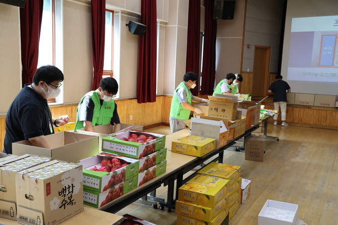 구리농수산물공사 농수산愛 봉사단은 지난 13일 이웃에게 따뜻하고 풍성한 명절 나눔봉사를 펼쳤다. (사진=구리농수산물공사 제공)