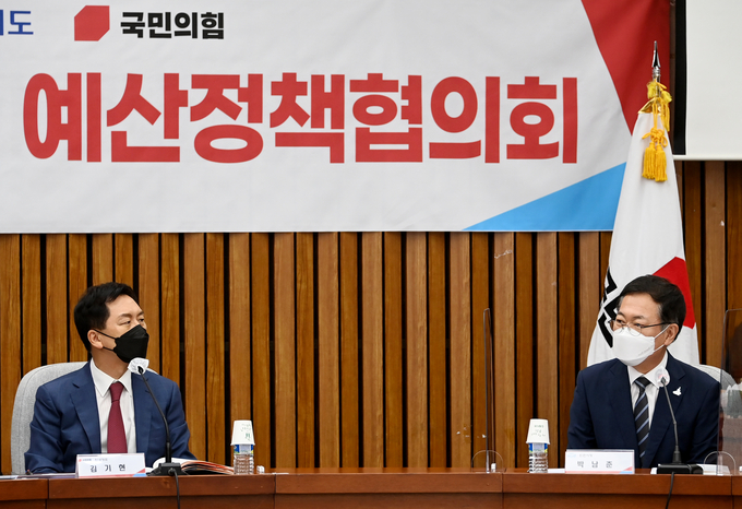 박남춘 인천시장이 14일 서울 여의도 국회에서 열린 '국민의힘-인천시 예산정책협의회'에서 인사말을 하고 있다. 옆은 김기현 국민의힘 원내대표. ( 사진 = 인천시 제공 )