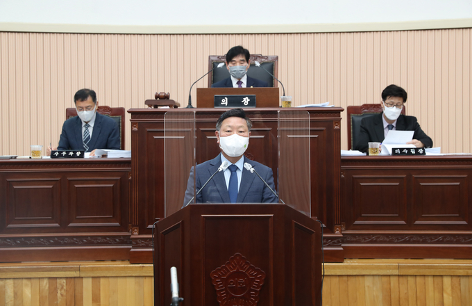 구리시의회 박석윤 운영위장이 지난 13일 '구리시 입영지원금 지급 조례 일부개정조례안' 대표발의를 하고 있다. (사진=구리시의회 제공)