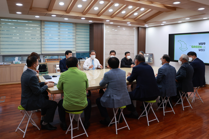 조광한 남양주시장은 14일 지역 농·축협 조합장들과 만나 시가 추진 중인 환경 혁신에 동참해 줄 것을 제안했다. (사진=남양주시 제공)