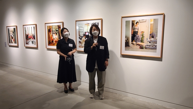 14일 막을 올린 기획전 ‘하-하-하 하우스’에서 이선민 작가가 작품에 대해 설명하고 있다. (사진=신연경 기자)