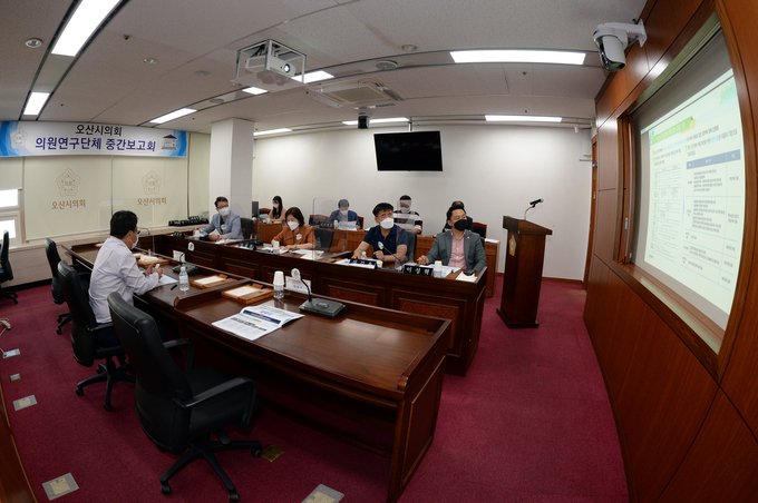 오산시의회 의원연구단체인 '오산시 민간위탁 연구회'가 중간보고회를 개최했다. (사진=오산시의회 제공)