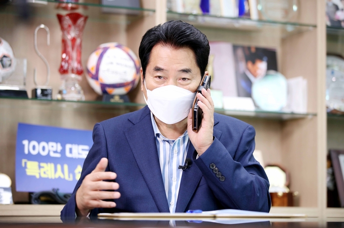 직접 자가격리자 모니터링 작업에 직접 참여하고 SNS를 통해 정보전달과 소통을 하고 있는 백군기 용인시장 (사진=용인시 제공)
