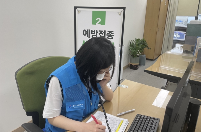 코로나19로 인해 보살핌이 필요한 홀몸 어르신을 직접 관리하는 보건소 직원 (사진=용인시 제공)