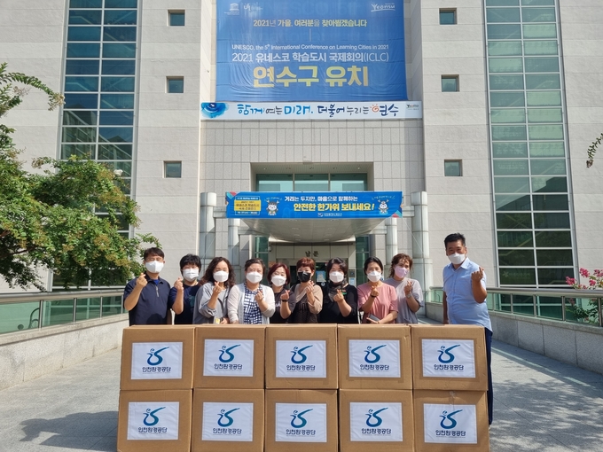 인천환경공단이 연수구에 교육용 컴퓨터를 기증하고 있다. ( 사진 = 인천환경공단 제공 )