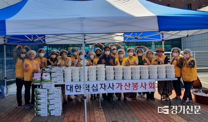 대한적십자사 포천지구회 가산봉사회(회장 정영자)는 취약계층을 위한 음식 나눔 행사를 펼쳤다. (사진=포천시 제공)