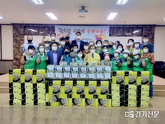 내촌면 남녀새마을지도자협의회(회장 이남재·조순호)도 지역 내 어려운 이웃을 위한 사랑의 송편 나눔 행사를 진행했다. (사진=포천시 제공)