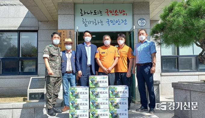 내촌면방위협의회도 관내 군부대와 파출소 등 관련기관을 위로 방문했다. (사진=포천시 제공)