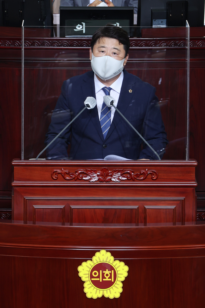 경기도의회 김봉균 의원이 5분 발언을 통해 경기도의 조직 규모 격상이 필요하다고 말하고 있다(사진=경기도의회 제공)