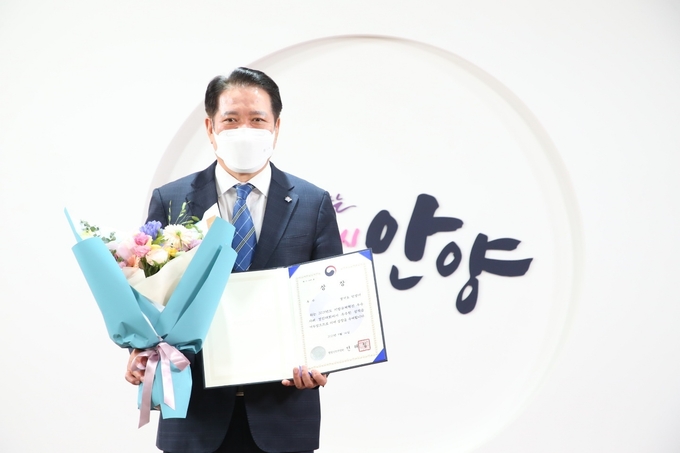 안양시가 행정안전부 주관 지방규제혁신 우수사례 경진대회에서 3년 연속 수상의 쾌거를 이루었다..