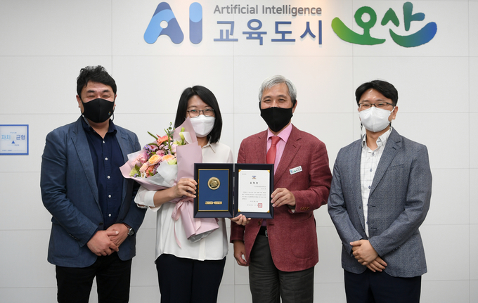 곽상욱 오산시장이 종합사회복지관 한민희 과장에게 표창을 수여했다.(사진=오산시 제공)