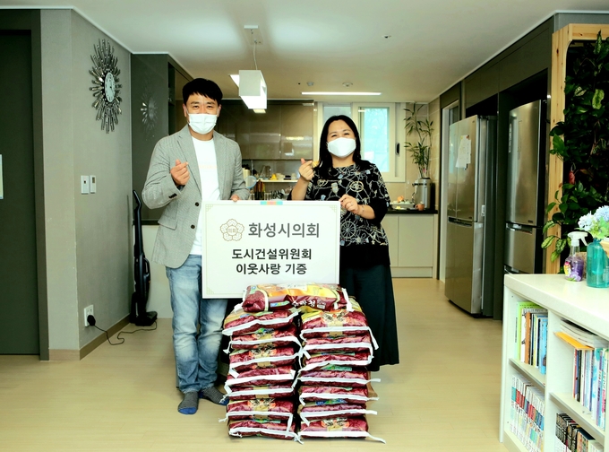 화성시의회 도시건설위원회 김효상 의원이 기산동 공동생활가정인 화성의집, 안녕동 행복둥지를 찾아가 쌀 등을 전달했다. (사진=화성시의회 제공)