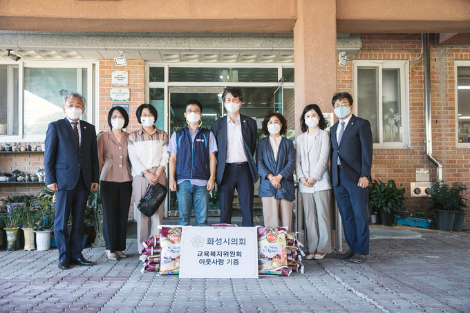 화성시의회 교육복지위원회 의원들이 지역 내 장애인 거주시설을 찾아가 쌀 등을 전달했다. (사진=화성시의회 제공)