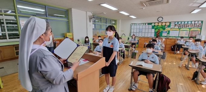 공단소방서는 제19회 인천 119소방동요대회 초등부 대상 시상식을 학교 학급에서 진행했다. ( 사진 = 공단소방서 제공 )