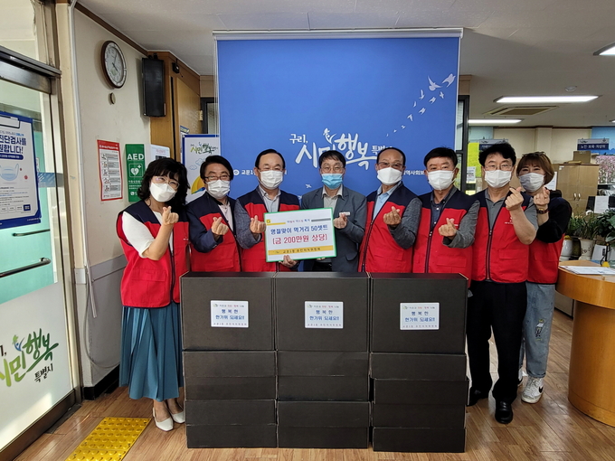 구리시 교문1동 주민자치위원회는 지난 14일 ‘추석맞이 행복나눔상자’ 전달했다. (사진=구리시 교문1동 제공)