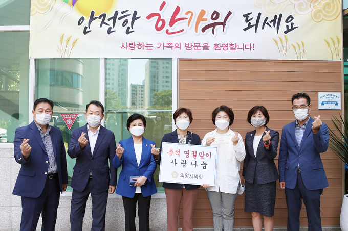 의왕시의회 의원들이 고천동에 있는 건강누리노인요양원을 방문해 위문품을 전달하고 시설 종사자들을 격려했다. (사진=의왕시의회 제공)