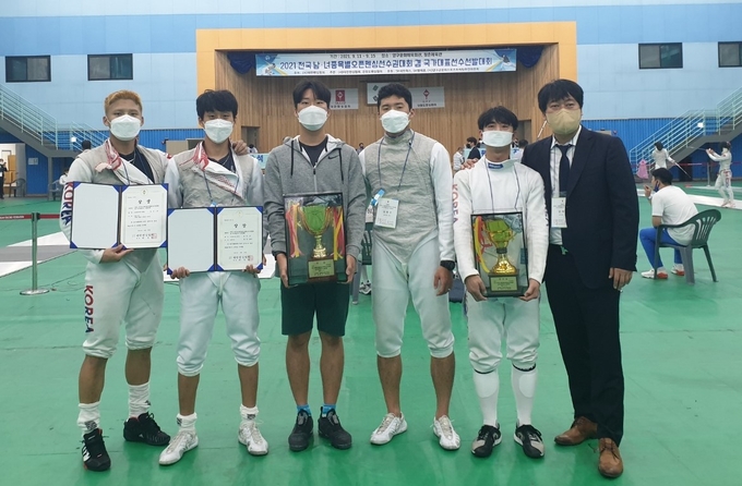 광주시청 펜싱팀, 선수가 전국오픈선수권대회에서 개인전에 김동수 선수 우승 차지했으며 단체전 준우승 차지해 선수와 감독이 기념을 하고 있다. (사진=광주시 제공)