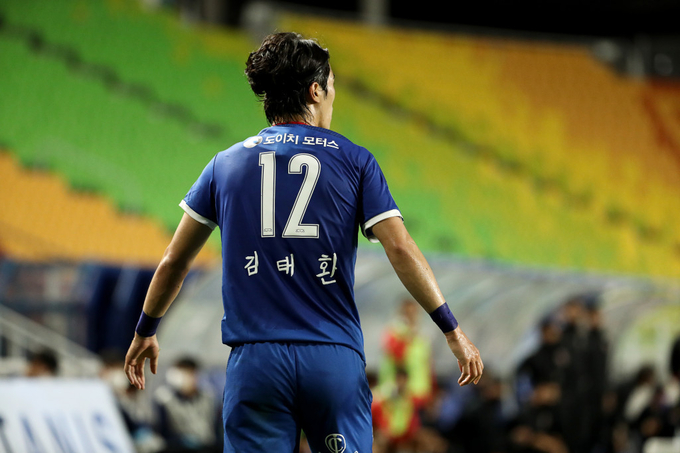 경기 당일 선수들은 치매 어르신이 직접 쓴 이름을 달고 경기에 나선다. (사진=수원삼성블루윙즈 제공)
