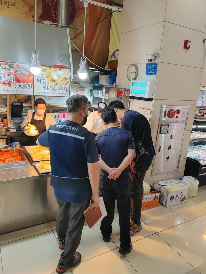 다중이용건축물 합동점검 현장 (사진 = 경기도 제공)