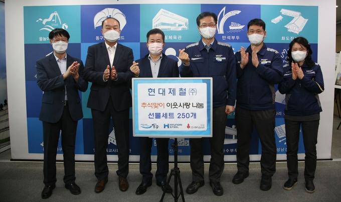 현대제철 임직원들이 이웃사랑 선물세트를 허인환 동구청장에게 전달하고 있다. ( 사진 = 현대제철 제공 )