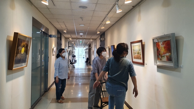 광명소방서 소방공무원 PTSD 예방 갤러리展 재능기부에 나선 F&A 소속 작가들이 작품을 전시하고 있다. (사진=광명시 제공)