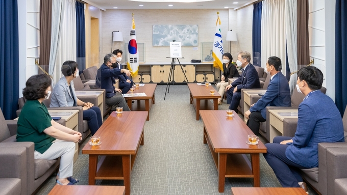 조응천 의원이 이재명 경기도지사를 만나 화도~운수 387번 지방도 4차선 확장사업 등 남양주 현안 사항에 대해 논의하고 있다.(사진=조응천 의원실 제공)