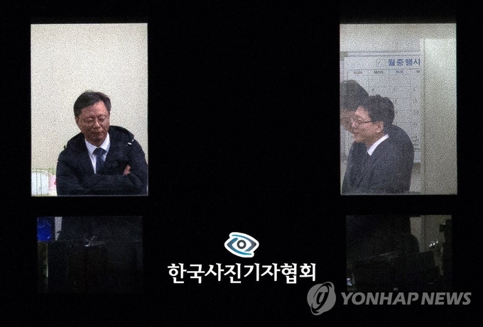 한국사진기자협회(회장 이동희) 주최 제53회 한국보도사진전에서 특별상을 수상한 조선영상비전 고운호 기자의 '팔짱끼고 웃으며 조사받는 우병우 전 수석' (사진=연합뉴스)