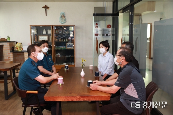 김원준 경기남부경찰청장이 16일 수원시 장안구에 있는 장애인거주시설 ‘바다의 별’을 찾아 자원봉사자들을 격려하고 있다. (사진=경기남부청 제공)