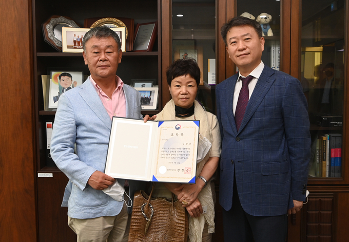 16일 김향남(가운데)씨가 남편 이용엽(좌측)씨와 함께 '착한 임대인' 표창을 수여받고 경기지방중소벤처기업청 백운만 청장(우측)과 기념촬영을 하고 있다. (사진=조병석 기자)