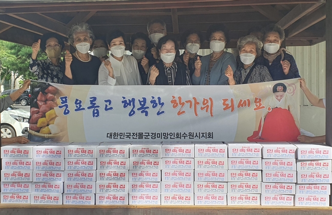 추석 맞이 떡나눔 행사. (사진=경기남부보훈지청 제공)