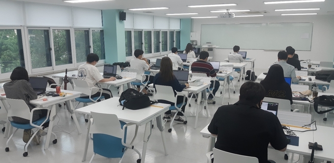 빅데이터 분석 전문가 양성과정 교육이 진행되고 있다. (사진= 경기도일자리재단 제공)