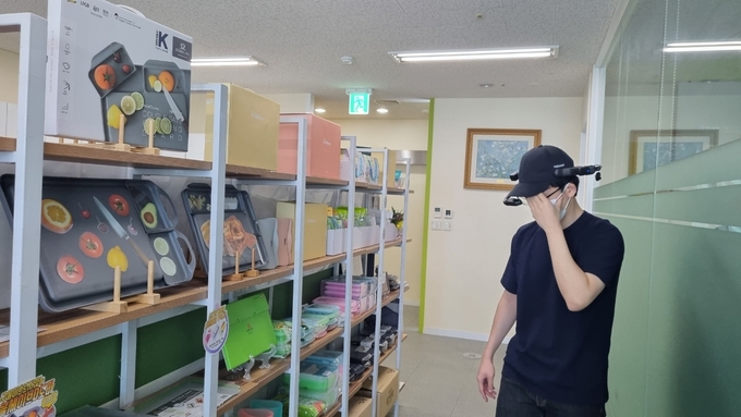 ‘스마트글래스를 활용한 2021 용인시 중국 화상상담 시장개척단’ 참여기업인과 중국 바이어가 화상으로 수출 상담을 진행하고 있다. (사진= 경과원 제공)