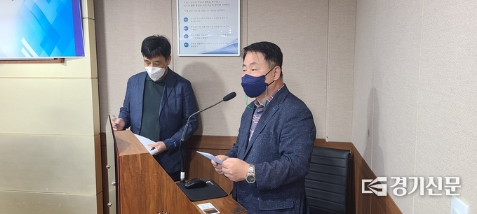더불어민주당 포천·가평지역위원회 신동문 직전 사무국장이 당 참석자를 소개하고 있다. (사진-문석완 기자)