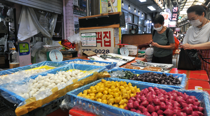 갖가지 빛깔의 송편이 진열된 인천시 동구 송현시장에서 한 주민이 송편을 사고 있다. ( 사진 = 이재민 기자 ) 
